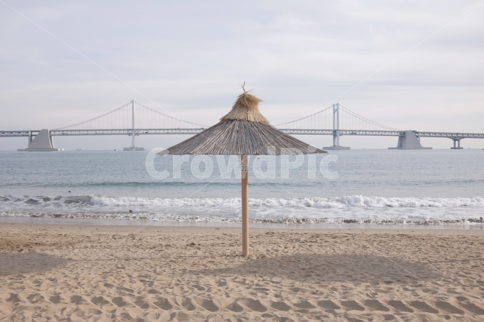 겨울,해수욕장,감성사진,배경화면,바다,광안리,부산,광안대교,파라솔,winter,sea,sand,sky,wave,emotion,busan,bridge,자연,풍경,nature,landscape,한국자연풍경,한국자연경관,korea nature landscape,해변,바다,beach,sea,감성,sensible,feeling,water,물,ocean,대양,outdoors,옥외,shoreline,해안선