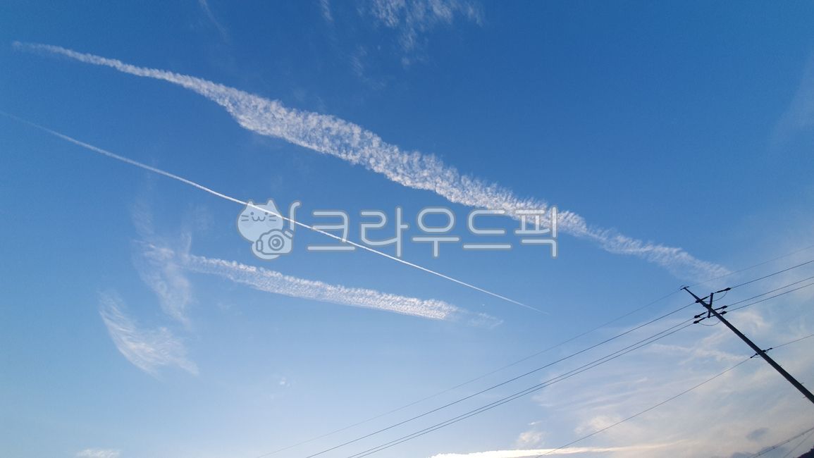 sky,cloud,contrail,blue sky,azuresky,airplane,telephone pole,telegraph pole,utilitypole