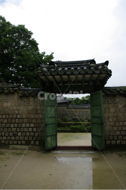 창덕궁,고궁,한옥,전통가옥,문,기와지붕,건축,traditional,한국전통,한국문화,korean traditional,korean culture,랜드마크,landmark,tourist attraction,한국랜드마크,한국관광지,한국명소,korea landmark,korea tourist attraction,건축물,건물외관,exterior,building,structure,architecture,construction