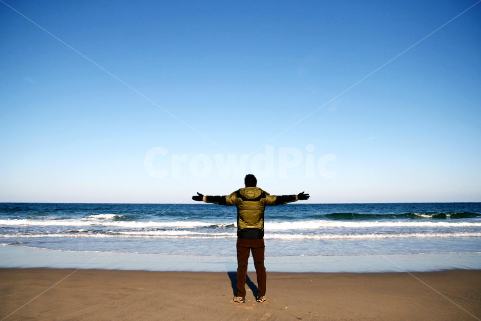 바다,해변,겨울바다,하늘,파도,바닷바람,바다물,두팔,sea,winter,wintersea,겨울,계절,winter,season,사람,인물,인간,human,person,남성,남자,man,male,감정표현,기분,feeling,emotion,여행,휴가,traveling,vacation,trip