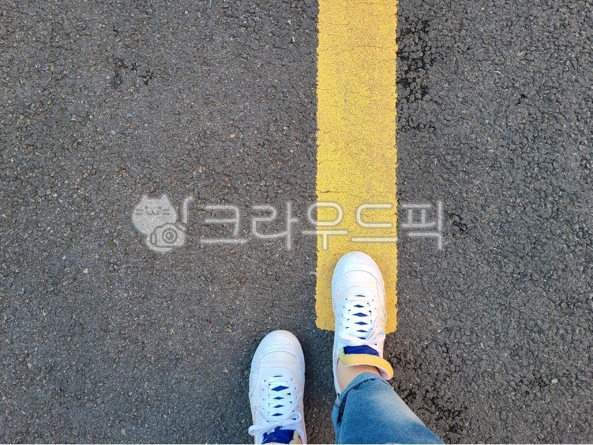 footwear,shoe,clothing,아스팔트,신발류