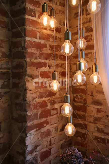 전등,lighting,조명,무드등,전구,감성,벽돌,빨간벽돌,lightfixture,커튼,쉬폰커튼,레스토랑,드라이플라워,장식적,장식용조명,분위기좋은,카페,따듯한,붉은,노란,불빛,은은한,밝은,실내조명,인테리어,실내디자인,interior design