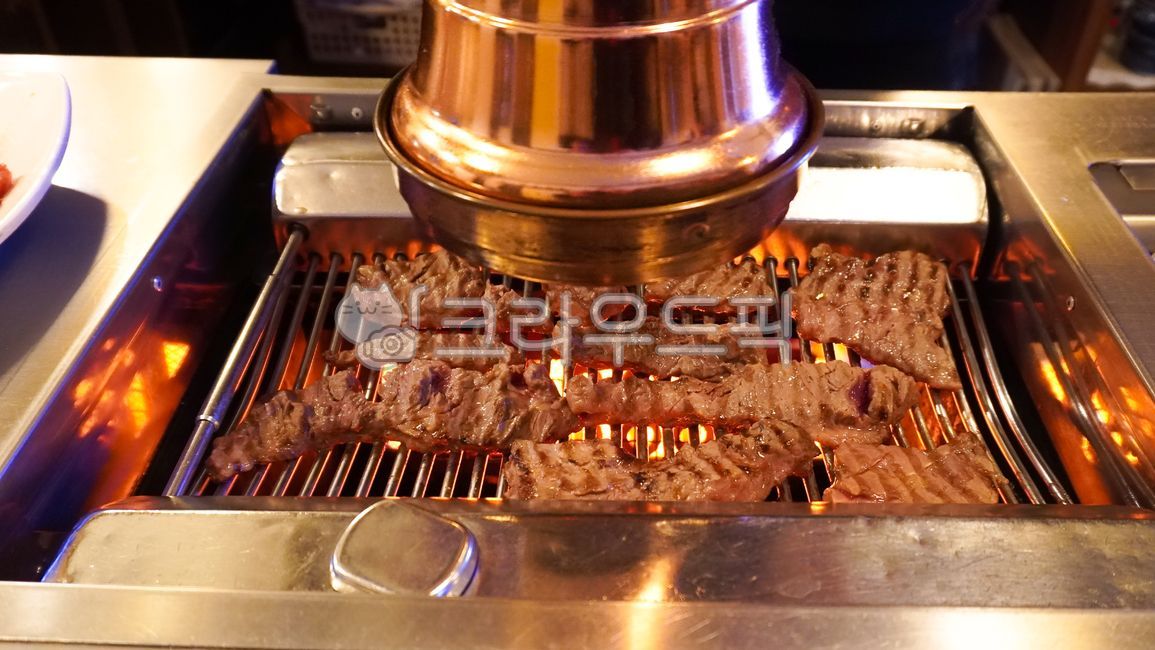 한우,소고기,바베큐,구이,고기,음식,연기,후드,그릴,식당,갈비살,식재료,요리,슬라이스,불꽃,한국,익다,한국식,단백질,조각,자르다,barbecue,barbecuegrill,bbq,beef,charcoalgrill,cook,cooking,cuisine,cut,dinner,eat,fattening,flame,food,fresh,grill,grilled,grilling,heat,hood,ingredient,korea,korean,koreanfood,layer,lunch,meat,new,nutrition,preparation,protein,red,restaurant,rib,ribeye,ribeyeraw,ribeyesteak,ribs,roast,section,shortribs,slice,slices,smoke,steak,streaky,stripsteak,tasty,uncooked