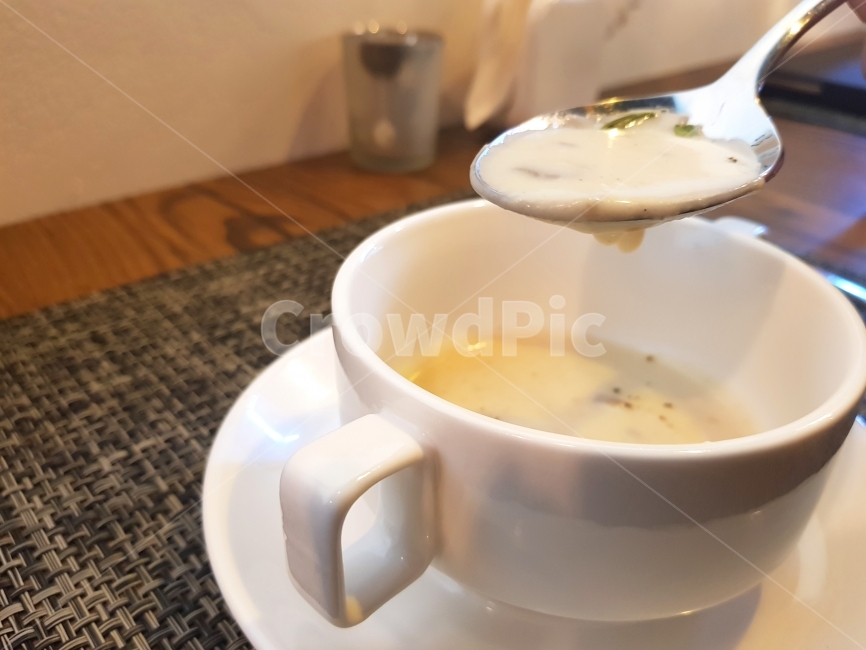 음식,식품,죽,스프,스푼,음식재료,누끼,컵받침,요리재료,슬로우푸드,콘스프,옥수수스프,테이블,나무,목재,패브릭,질감,갈색,노란,알갱이,옥수수,숟가락,레스토랑,컵,그릇,세라믹,손잡이,흰,배경,오브젝트,음식,식재료,요리,food,cook,meal,dishes,food reserves