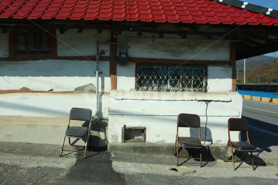시골집,빈의자,외로움,오후,오래된집,건축물,건물외관,exterior,building,structure,architecture,construction