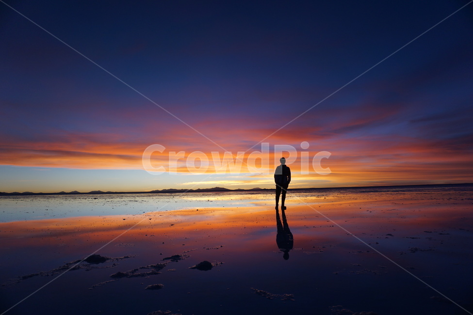 반영,노을,일몰,인물,웅덩이,조화,빛,환상,우유니,소금사막,relection,sunset,water,combination,light,fantastic,uyuni,saltdesert,색감,구도,자연,풍경,nature,landscape,인물실루엣,사람실루엣,character silhouette,human silhouette,silhouette,실루엣,outdoors,옥외,human,인간,person,사람,dusk,황혼,red sky,붉은 하늘,sky,하늘,dawn,새벽