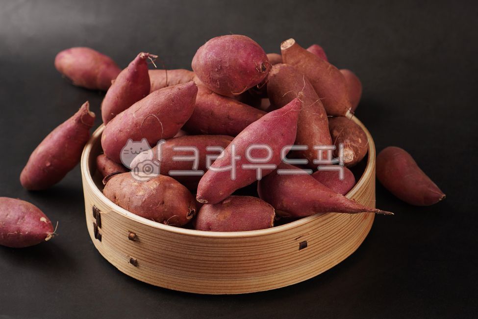 sweet potato,Raw sweet potato,One bite of sweet potato,vegetable,sweetpotato