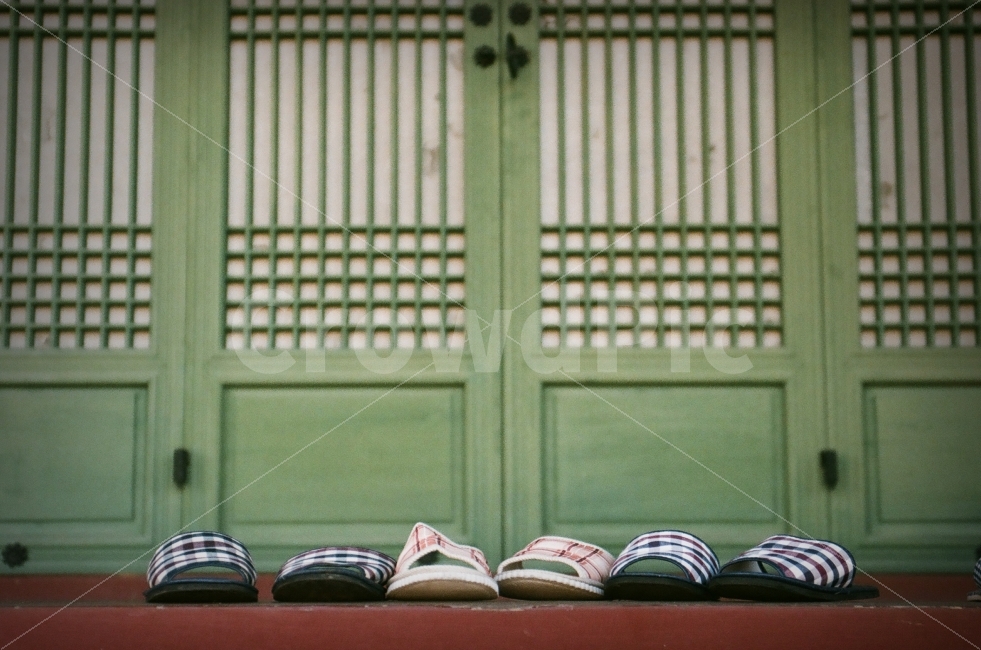 슬리퍼,신발,한옥,마루,전통가옥,필름사진,한국전통,한국문화,korean traditional,korean culture,사물,물건,오브젝트,thing,object,matter