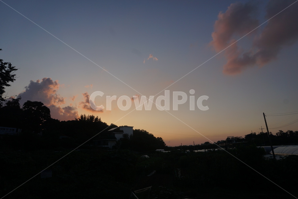 sky,evening glow,cloud shape,nature,summer sky,piece of cloud,cloud,sunset,puffy clouds,nightfall,evening sky,sky scenery