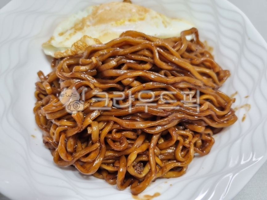 roastingjajang,jjajangmyeon,fried egg,egg,blackbeansaucenoodles,Chapagetti,Dalgal,Fried egg,eggwhites,Chinesecooking,Dalgal yolk,friedegg,chinesefood,Chinesedishes,fry,Chinese food,Roasted Jjajang,yolk,Jajangmyeon,dish,deliciousfood,Jjajangmyeon,Chicken e