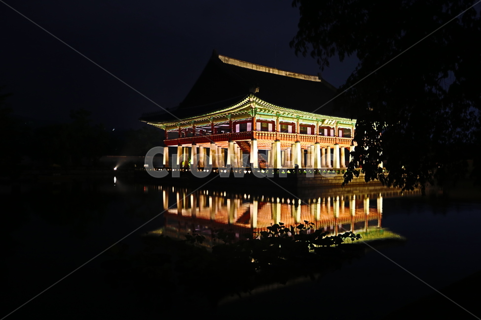 경복궁,경회루,야경,경북궁야경,누각,조선시대,gyeongbokgung,서울,seoul,景福宮,キョンボックン,ソウル,gyeonghoeru,慶会楼,야경,밤,풍경,nightscape,night,landscape,한국전통,한국문화,korean traditional,korean culture,랜드마크,landmark,tourist attraction,한국랜드마크,한국관광지,한국명소,korea landmark,korea tourist attraction,건축물,건물외관,exterior,building,structure,architecture,construction,건물,pagoda,탑,shrine,신사,worship,예배