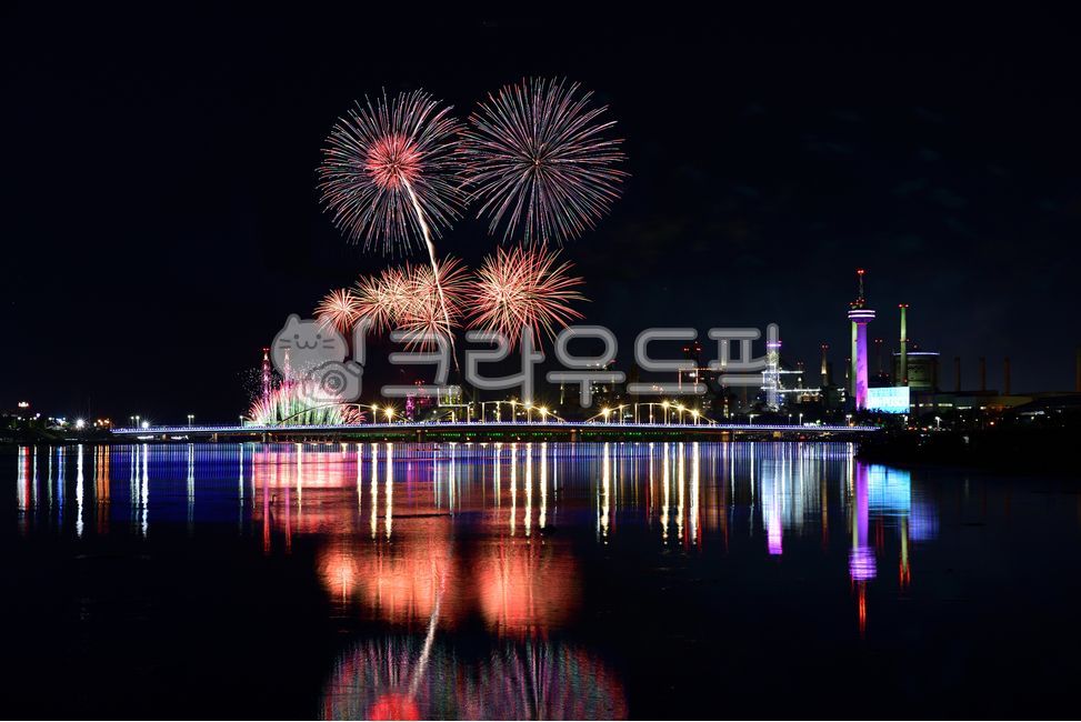 outdoors,옥외,불꽃축제,불꽃놀이,축제의밤,야간,화려한,오색찬란,탄성,감탄,다채로운,fireworksfestival,컬러풀,beach,sea,신비한,바다,해변,포스코해변,포스코,경북,포항,즐기는,환호성,즐거운,아름다운,야경