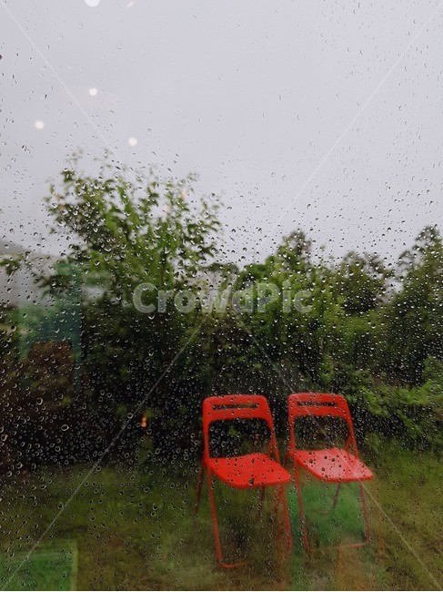 비오는날,창문,의자,벤치,rainyday,rain,bench,풍경,흐린날,빗방울,비,시원한,초록,빨간의자,외로운