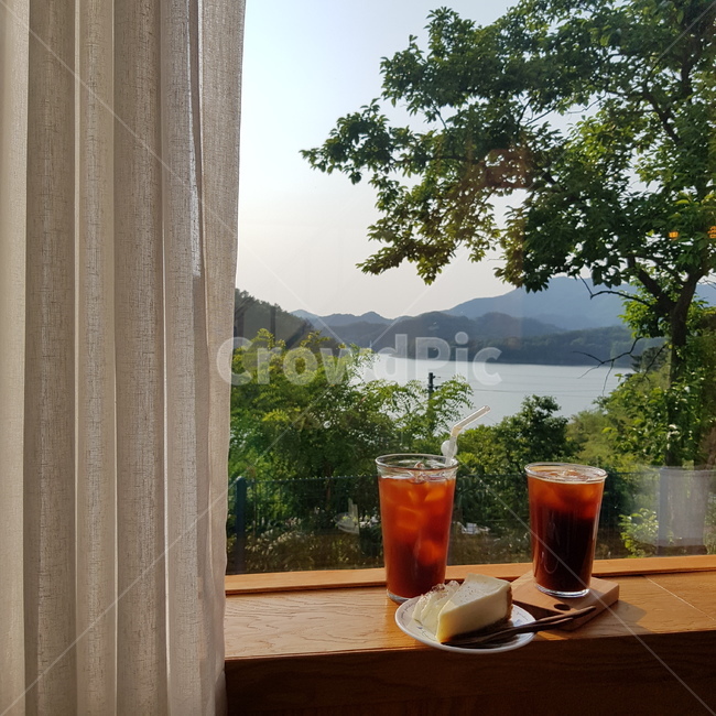 카페,아메리카노,커피,치즈케이크,케이크,coffee,자연,창문,커텐,나무,강,풍경,디져트