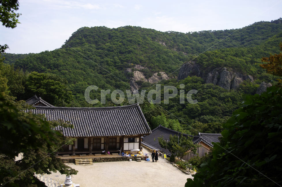 도솔암,암자,산,절,기와지붕,한국전통,한국문화,korean traditional,korean culture,사람,인물,인간,human,person,건축물,건물외관,exterior,building,structure,architecture,construction