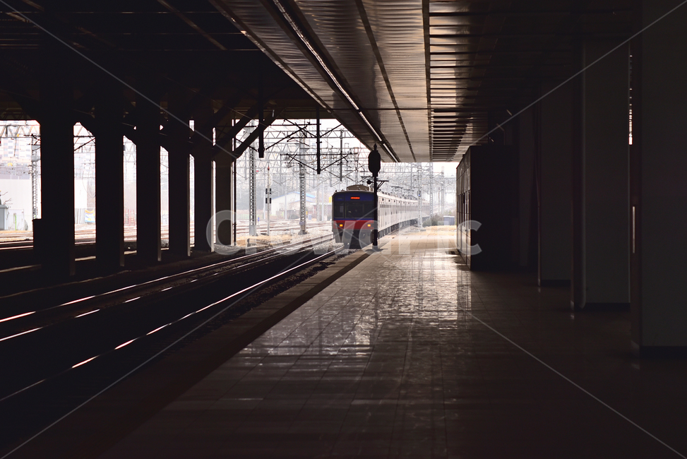기차,지하철,전철,플랫폼,정거장,대중교통,운송수단,교통수단,vehicle,차량,trainstation,기차역,transportation,train,명암,대각선,진입,라이트,교통,교통수단,traffic,transportation
