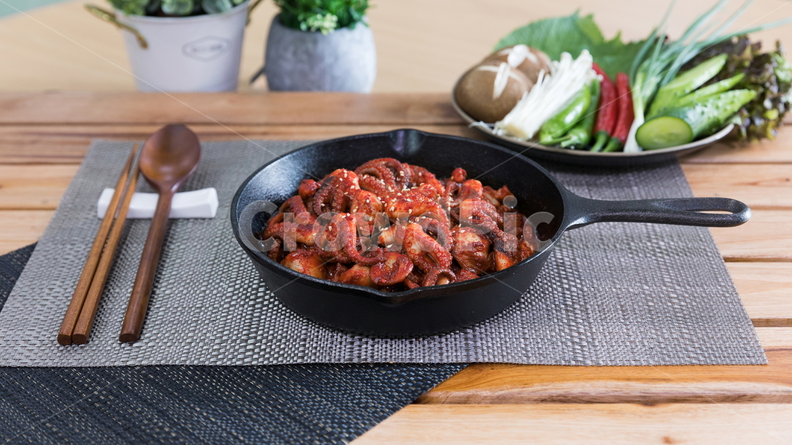 주꾸미,요리,다이어트,매운음식,식기류,건강식,조리법,소면,그릇,테이블,식사,맛있다,먹다,별미,낙지,문어,맵다,짜다,준비,숟가락,식탁,붉다,해산물,바다요리,재료,한국,전통,음식,배고프다,무침,볶음,프라이팬,식당,밥,볶다,젓가락,매콤하다,양념,음식,식재료,요리,food,cook,meal,dishes,food reserves,한식,한국음식,한국요리,korean food,korean dishes,korean meal,korean cook