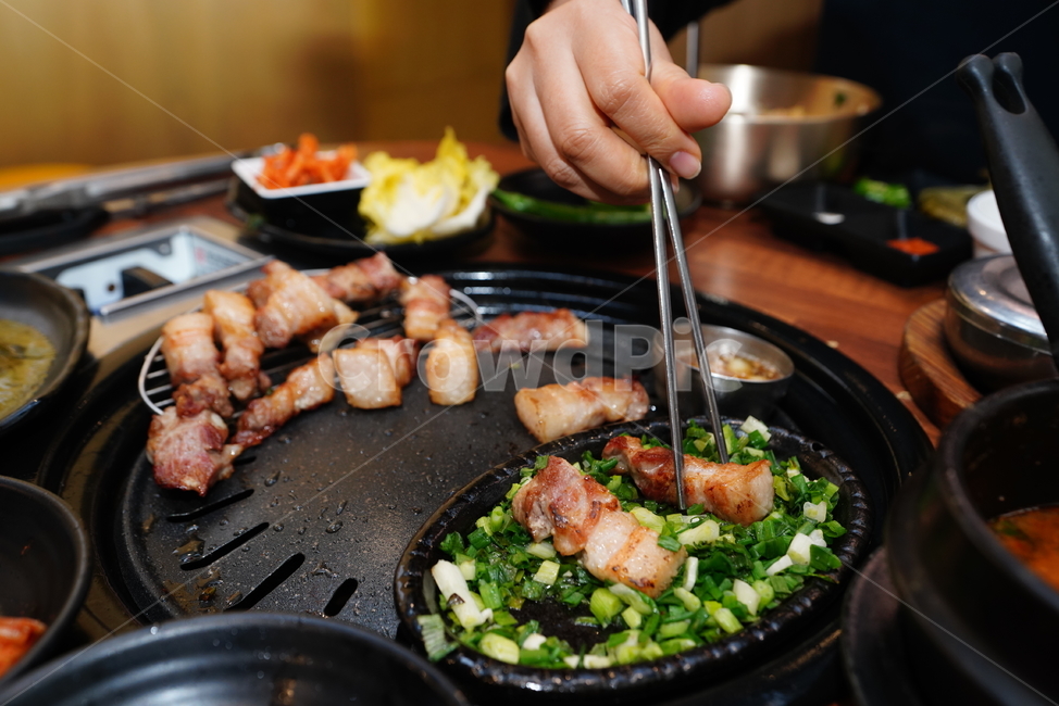 고기,삼겹살,불판,술안주,먹방,돼지,음식,한식,구이,육식,푸드,식사,단백질,먹거리,사람,인물,인간,human,person,신체일부,몸,body,음식,식재료,요리,food,cook,meal,dishes,food reserves,육류,고기,meat