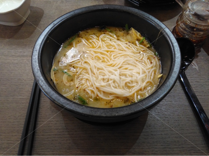 미시엔,미씨엔,중국음식,쌀국수,중국식,중국,요리,음식,탕,운남,전통음식,고명,채소,고기,야채,닭육수,뚝배기