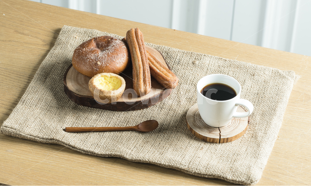 식사,음식,빵,브레드,주방,쿠킹,meal,bread,아침,런치,베이커리,부엌,식탁,food,밀가루음식,테이블웨어,나무,원목,wood,손,남자,hand,커피,coffee,morning,음식,식재료,요리,food,cook,meal,dishes,food reserves,빵,bread,연출,컨셉,콘셉,direction,concept