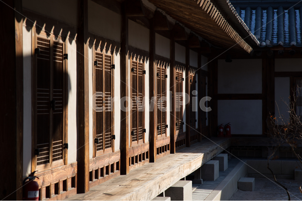 korea,koreaculture,한국,서울,한국문화,경복궁,구조,전통가옥,궁,궁궐,문,문풍지,건축물,건물외관,한국건물,koreatraditional,기와,beautiful,koreapalace,traditional,seoul,랜드마크,landmark,한국전통,한국문화,korean traditional,korean culture,건축물,건물외관,exterior,building,structure,architecture,construction