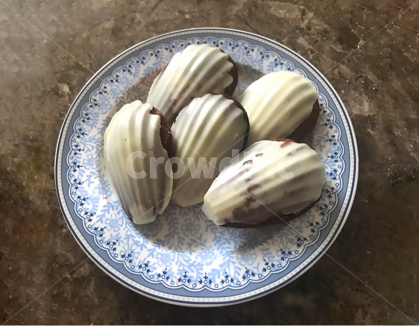 madeleine,마들렌,홈베이킹,homebaking,화이트초콜렛,코팅,whitechocolate,coated,marble,대리석,접시,plate