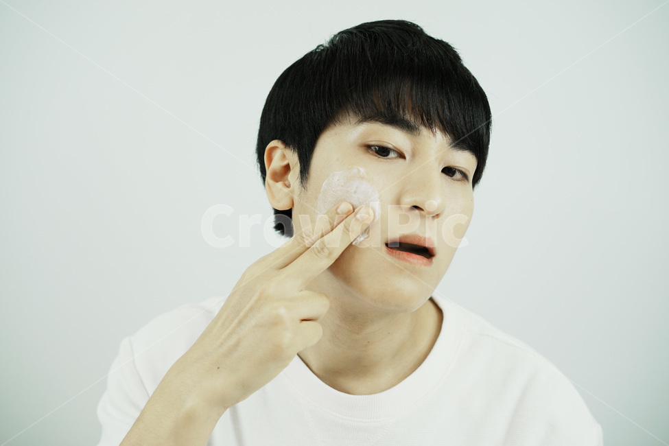 남자,뷰티,스킨케어,피부관리,화장품,로션,beauty,skincare,cosmetic,남성,lotion,그루밍족,사람,인물,인간,human,person,얼굴표정,facial expression,face,남성,남자,man,male,감정표현,기분,feeling,emotion,뷰티,미용,beauty treatment