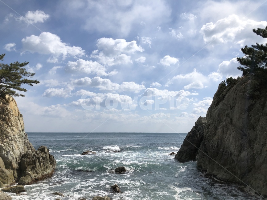 바다,동해,바위,구름,햇살,자연,풍경,nature,landscape,outdoors,옥외,ocean,대양,sea,water,물,promontory,곶,cliff,낭떠러지