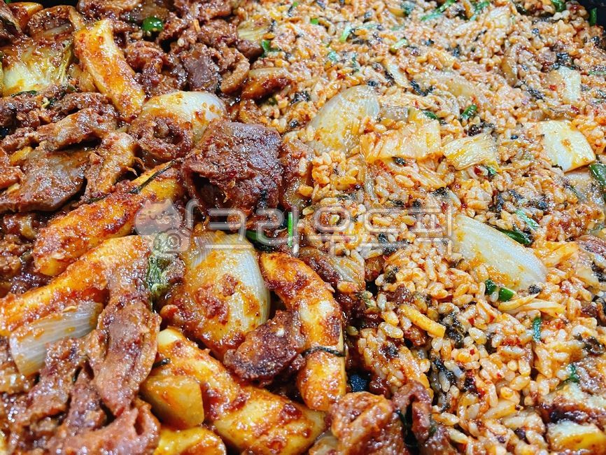 seasoning,Rub it,Duck Jumuleok Fried Rice,vegetable,Tteokbokki rice cake,Stirfried Duck Jumuleok,roast,Roast duck,cook,duck meat,rice,food,meal,Tteoksari,dish,Duck Jujuleok,fried rice,wheat rice cake,rice cake,stirfry