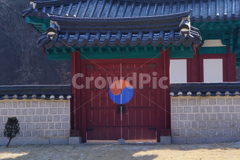 한옥,한국,서울,korea,seoul,한국문화,한국역사,한국적인,문화,역사,한국전통,전통,건축,전통건축,태극,태극무늬,지붕,기와,나무,문화재,유적지,사당,풍경,landscape,조선시대,조선왕조,목조,전통무늬,문,대문,한옥문,전통문,입구,출구,자연,nature,담장,담벼락,문고리,tree,한국전통,한국문화,korean traditional,korean culture,건축물,건물외관,exterior,building,structure,architecture,construction
