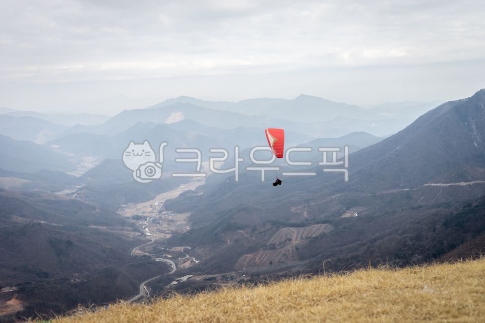 패러글라이딩,하늘,언덕,흐린하늘,정상,도전,익스트림스포츠,스포츠,취미,야외활동,바람,산맥,산,산봉우리,비행