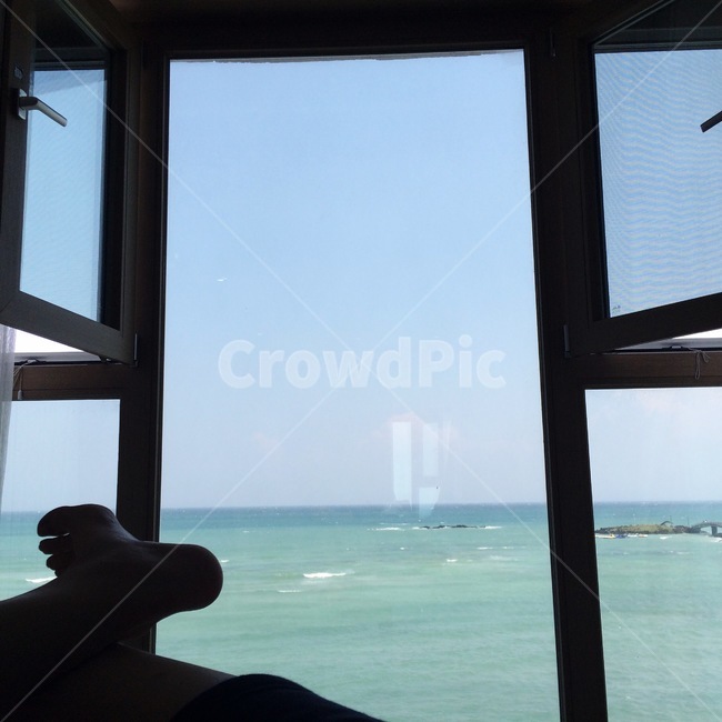 창문,바다,역광,blue,에메랄드빛,제주도,제주,자연,풍경,sea,사람,인물,인간,human,person,신체일부,몸,body,인물실루엣,사람실루엣,character silhouette,human silhouette,여행,휴가,traveling,vacation,trip