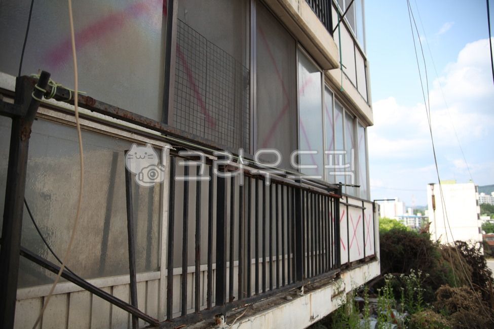 아파트,부영아파트,동네,도시,풍경,city,landscape,structure,오래된집,폐가,벽돌,폐건물,붕괴,차가움,건축물건물외관,building,banister,난간,handrail,railing