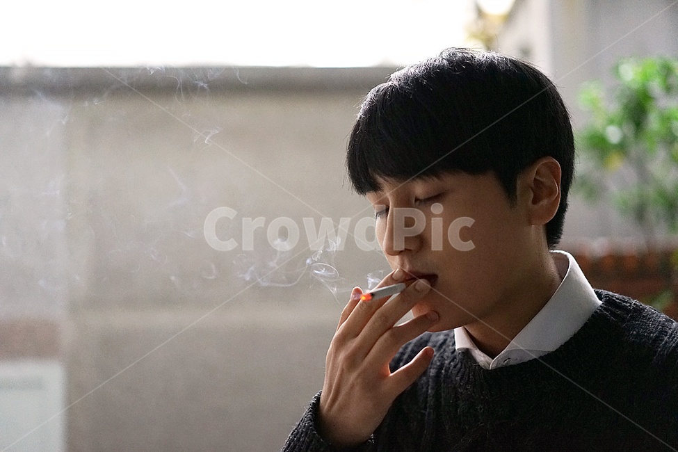 남성,남자,담배,흡연,담배연기,연기,금연,니코틴,사람,인물,인간,human,person,남성,남자,man,male,건강,헬스웨어,헬스케어,healthware,health care