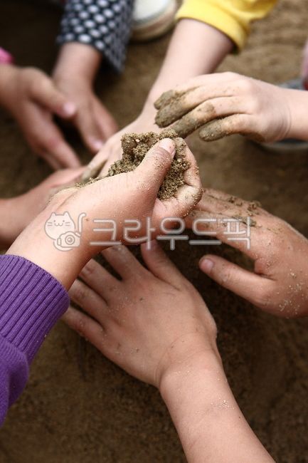 모래쌓기,모래장난,흙장난,손에쥔,쥐고있는,어린이손,아이손,어린이,협동,합동,협심,놀고있는,협동심,손동작,여러명,human,인간,person,사람