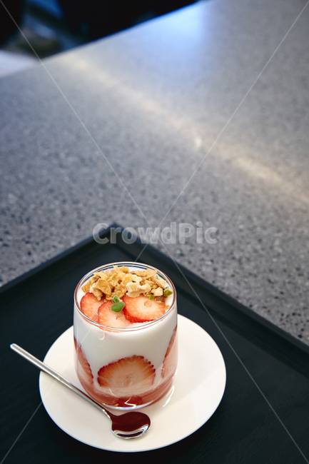 유리잔,딸기,요플레,요거트,딸기요거트,glass,컵,디저트,감성사진,음료수,drink,beverage