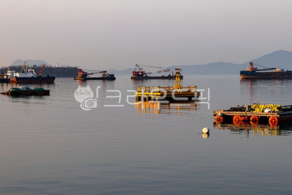 바다,고기잡이,아침바다,어선,작업땟목,아침빛,작업선박,남해,여수,어업,수산업,가막만,여수바다,sea,fishingboat,vessle,fishery,섬,island,자연,nature