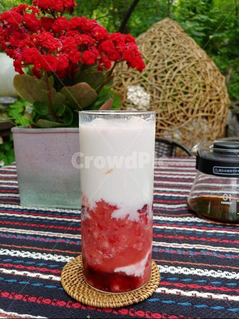 딸기,딸기우유,여름,카페,음료,음료수,drink,beverage