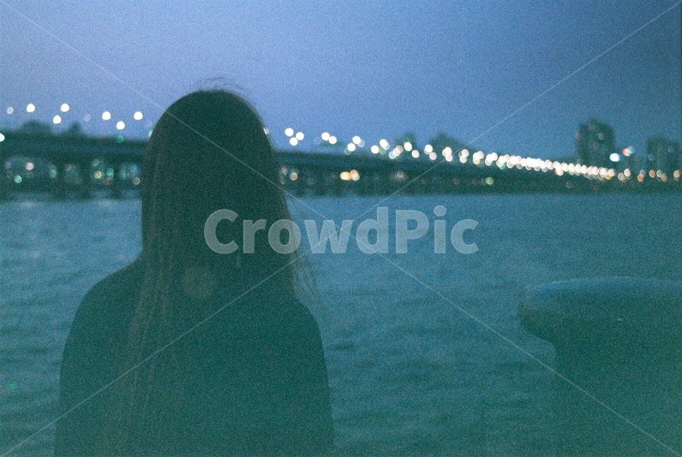 한강,야경,인물,야경인물,뒷모습,아련한사진,감성사진,물,여자,여자뒷모습,강,바다,밤,반짝임,필름사진,필름,야경,밤,풍경,nightscape,night,landscape,도시,city,사람,인물,인간,human,person,여성,여자,woman,female,lady,감성,sensible,feeling,고독함,외로움,쓸쓸함,우울함,슬픔,lonely,solitary