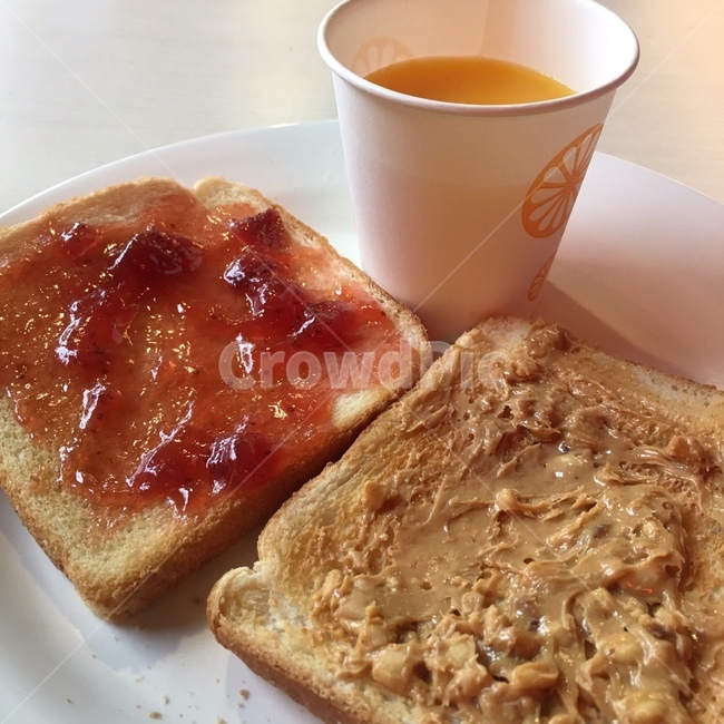 breakfast,빵,주스,땅콩잼,딸기잼,bread,juice,즙,평온,여유,strawberryjam,peanutjam,아침,식사,아침식사,종이컵