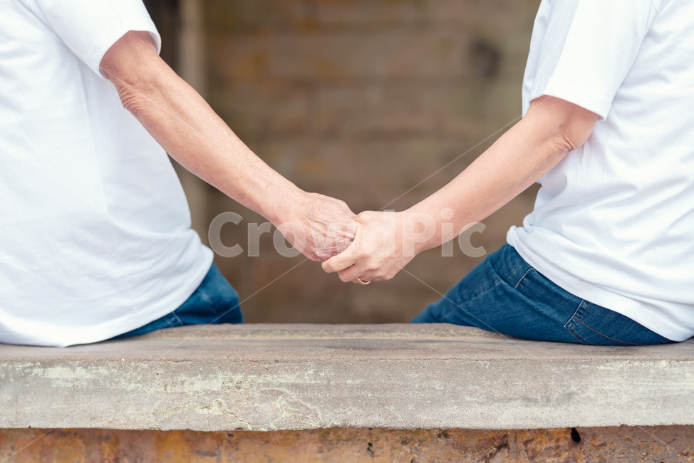 부부,뒷모습,숲,들판,도로,여름,봄,가을,나무,야외,낮,한적한,교외,조용한,배경,풍경,사랑,두사람,남자,여자,커플,손잡은,걷고있는,공원,따뜻한,햇살,햇빛,부케,신랑,꽃,신부,옆모습,human,인간,person,사람,가족,패밀리,family