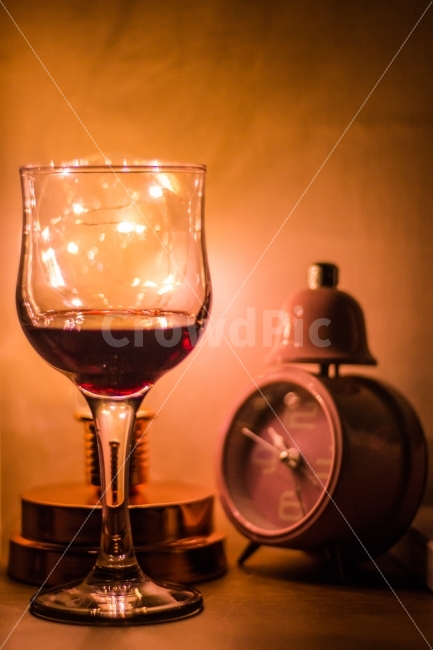 시계,와인,와인잔,조명,전구,밤,술,주류,alcohol,감성,sensible,feeling,색깔,색상,색채,색감,color sense,color sensitivity,feeling of color,사물,물건,오브젝트,thing,object,matter