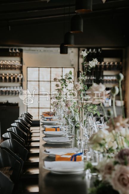 wine glass,table setting,restaurant,flower arrangement,event space,Fine Dining,flower decoration,bar,cafe,Event location,luxury restaurant,event,wine