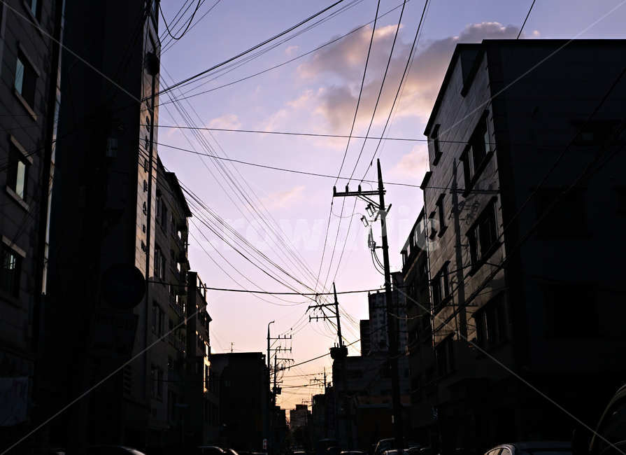해질녘,노을,골목,구름,전봇대,보라색,핑크하늘,pupple,pink,sky,sunset,전선,전신주,빌라,주택