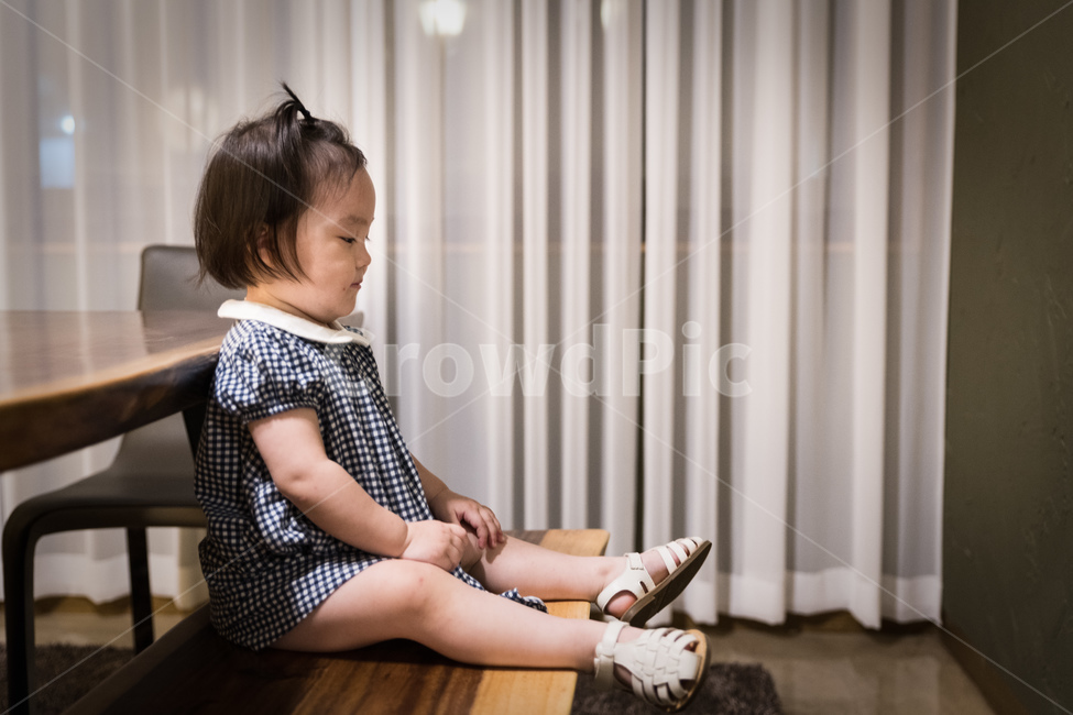 고민,생각,복잡,착잡,아동,어린아이,아기,3세아기,3세,여자아이,여아,사람,인물,인간,human,person,어린이,어린아이,child,children,kid