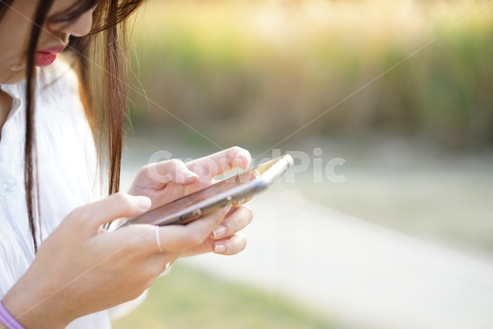 일상,여성,여자,소녀,손,스마트폰,인물,인물사진,폰,감성,감성사진,느낌,사람,전화,feel,핸드폰,사람,인물,인간,human,person,여성,여자,woman,female,lady,정보통신기술,전자기기,전자제품,it,information,technology,electronic equipment