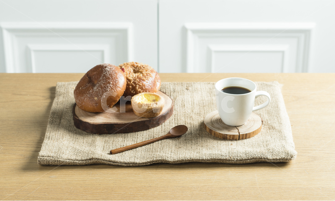 식사,음식,빵,브레드,주방,쿠킹,meal,bread,아침,런치,베이커리,부엌,식탁,food,밀가루음식,테이블웨어,나무,원목,wood,손,남자,hand,커피,coffee,morning,음식,식재료,요리,food,cook,meal,dishes,food reserves,빵,bread,연출,컨셉,콘셉,direction,concept