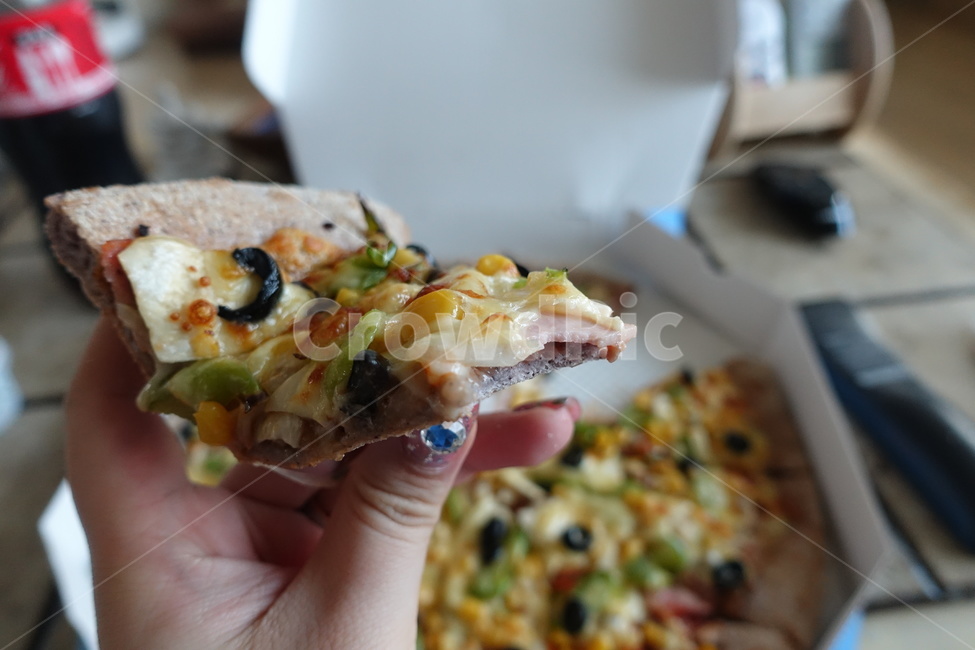 음식,food,meal,패스트푸드,fastfood,콤피네이션,피자,피자조각,콤비네이션피자,배달음식,사람,인물,인간,human,person,신체일부,몸,body,음식,식재료,요리,food,cook,meal,dishes,food reserves,양식,서양음식,서양요리,western food,western dishes,western meal,western cook