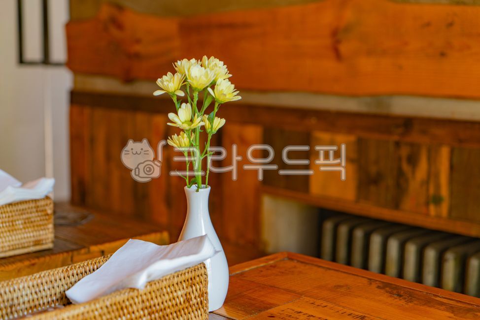 hardwood,bouquet,flower arrangement,vase,flower,flower decoration,ornament,pot,plant,wood,decoration,table