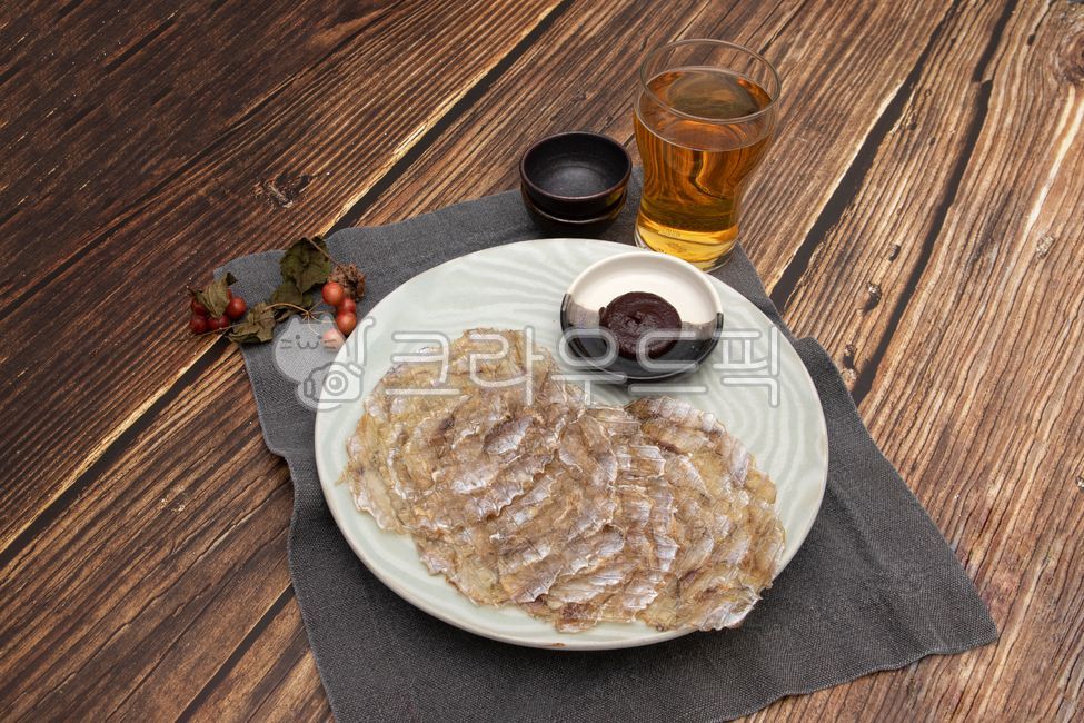 Drink snacks,Wood table,chopsticks,Drinking,plate,chili pepper paste,chopstick rest,dried fish,Ratpo,tree background,stone crushing,frying pan,beer